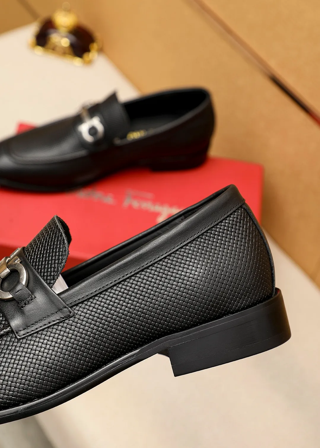 Men's shoes 💰462 💐 Product trademark: Ferragamo "Ferragamo" casual leather shoes Regular size: 38-44 (45.46🉑️customized) Product materials: Selected imported first-layer calfskin embossed upper + luxury hardware buckle, imported water-dyed cow leather lining. Strong three-dimensional visual effect, original outsole color: 2 colors available